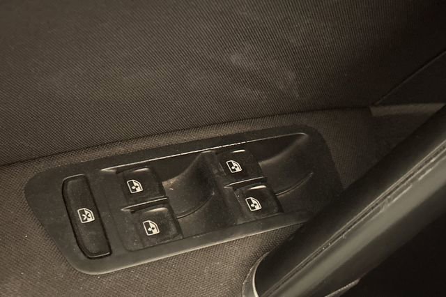 Used 2016 Volkswagen Golf S image 13