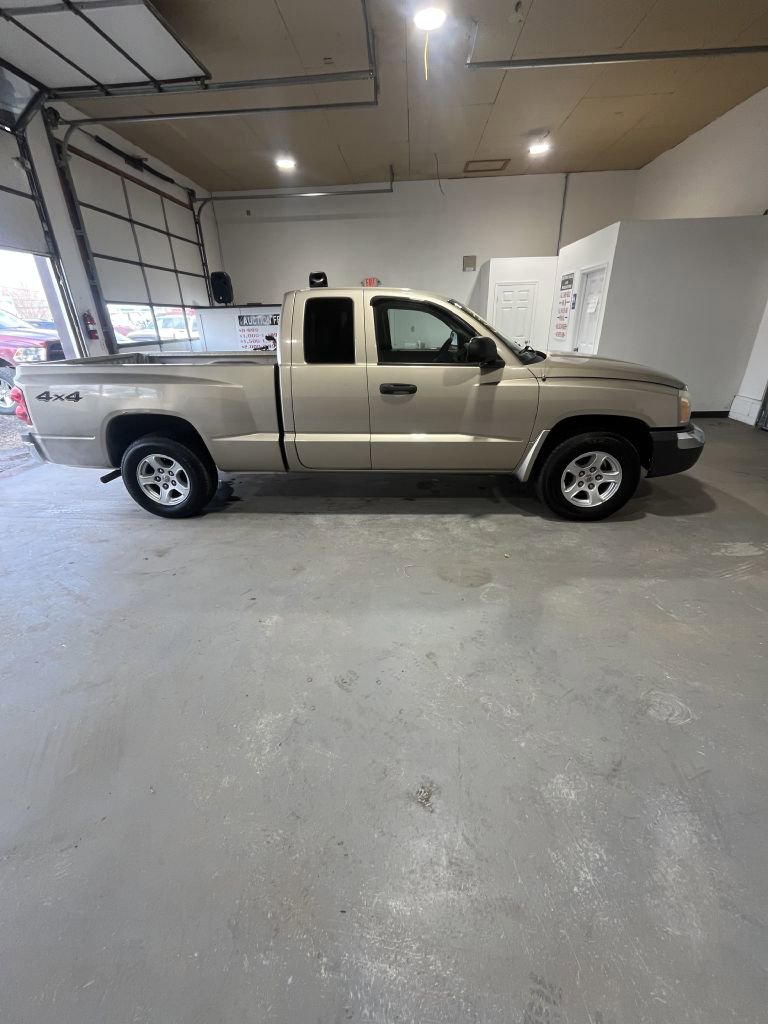 Used 2005 Dodge Dakota SLT w/ Trailer Tow Group image 2