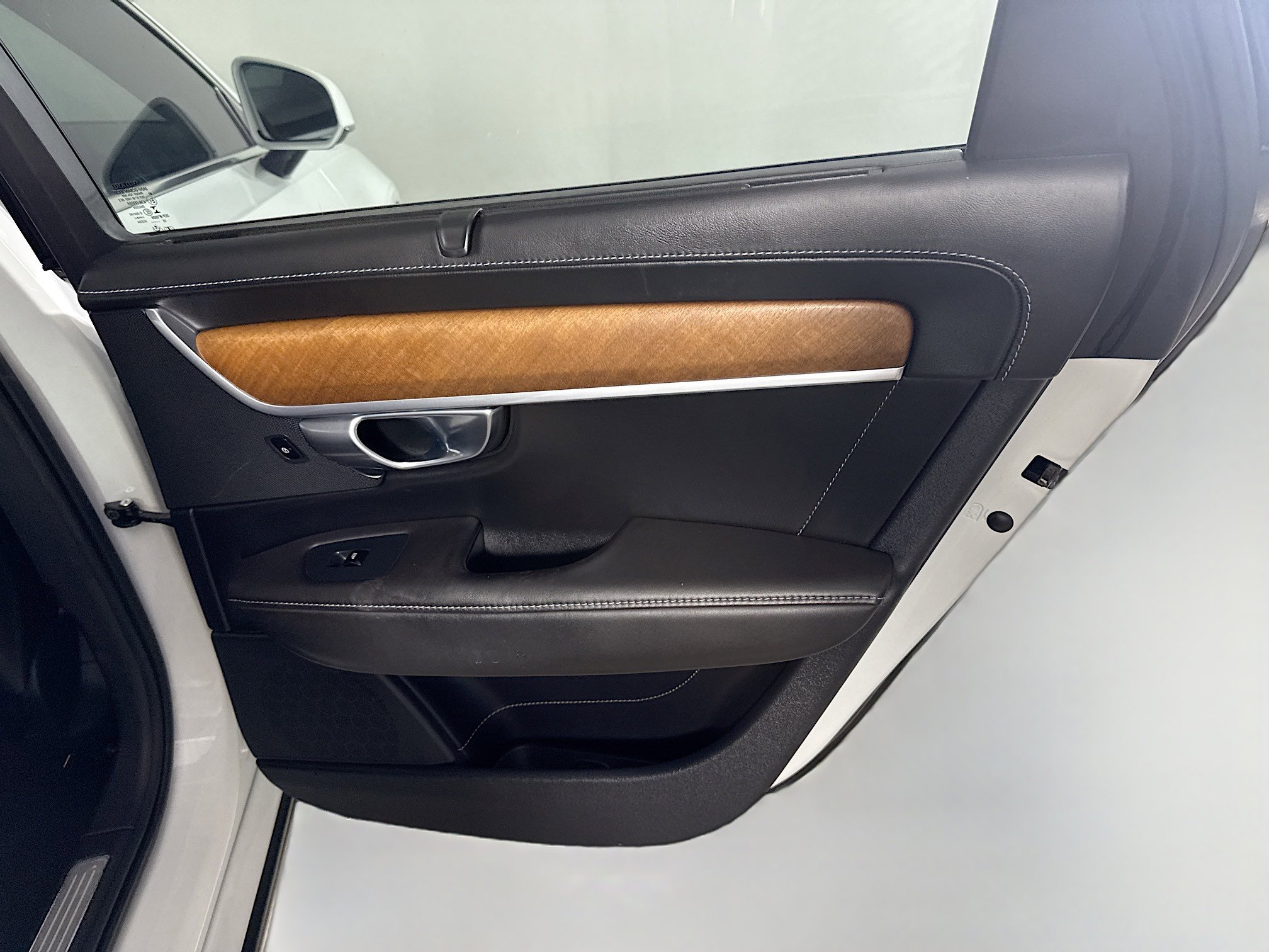 Used 2017 Volvo S90 T6 Inscription w/ Vision Package image 28