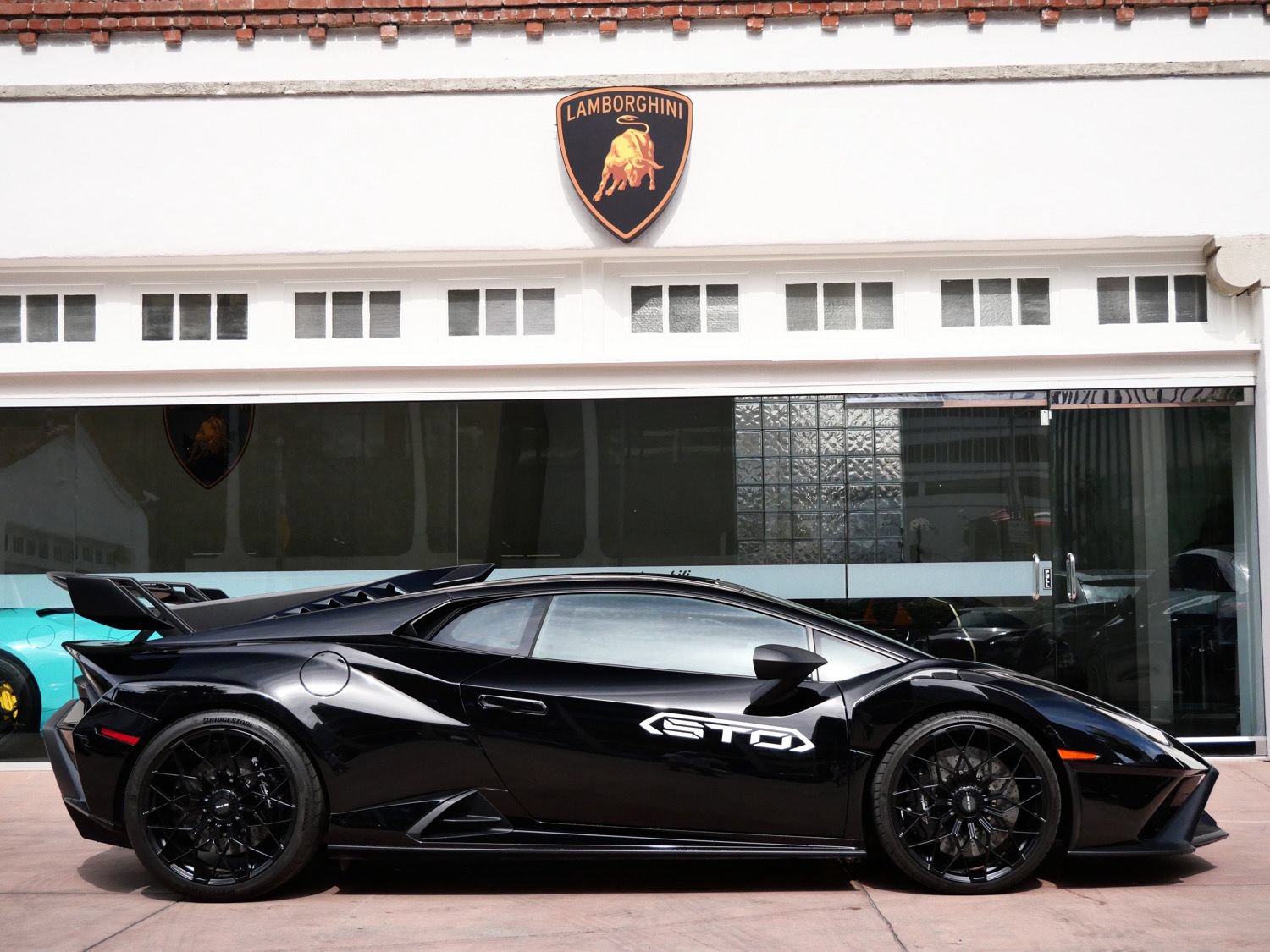 Used 2023 Lamborghini Huracan STO RWD image 2