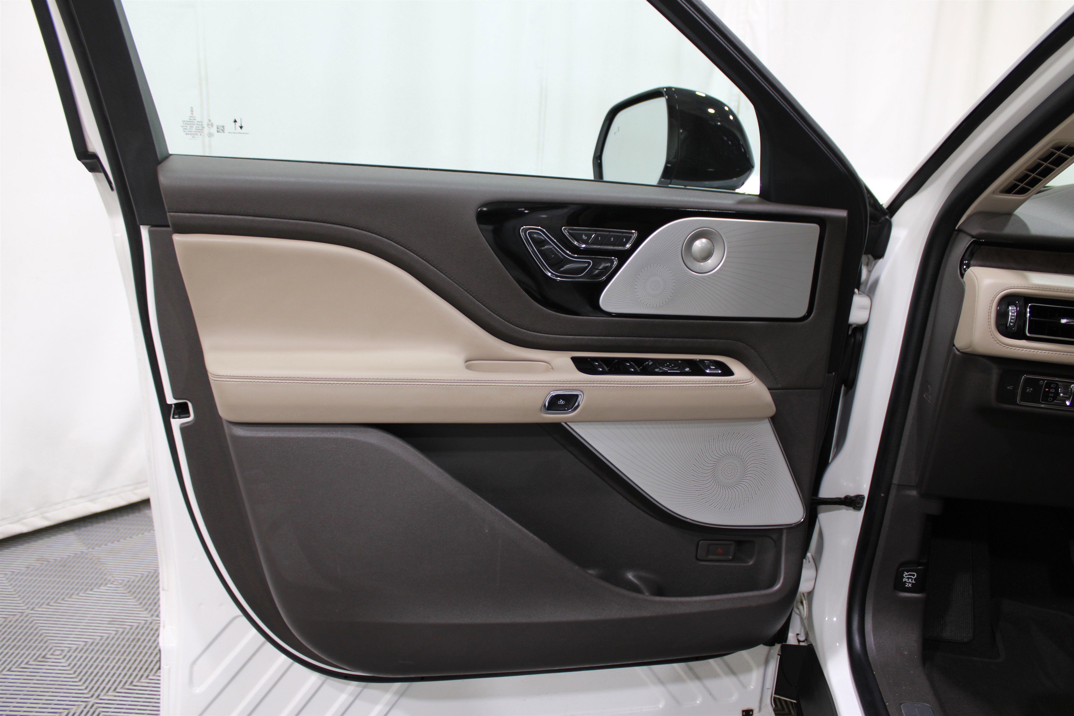 Used 2022 Lincoln Aviator Reserve w/ Equipment Group 201A image 5