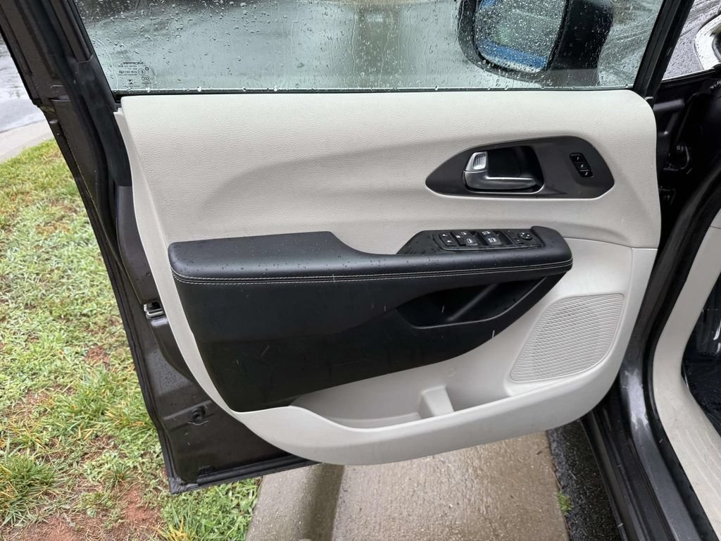 Used 2023 Chrysler Pacifica Touring-L FWD image 31
