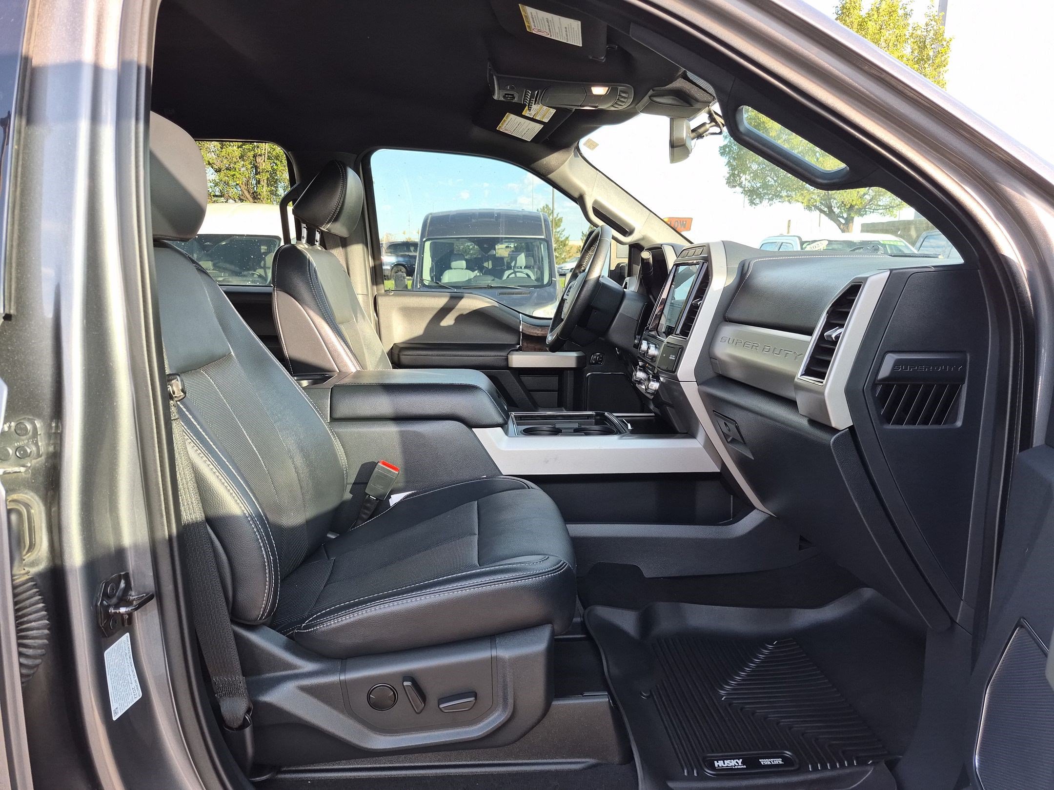 Used 2022 Ford F350 Lariat w/ Black Appearance Package AWD/4WD image 33
