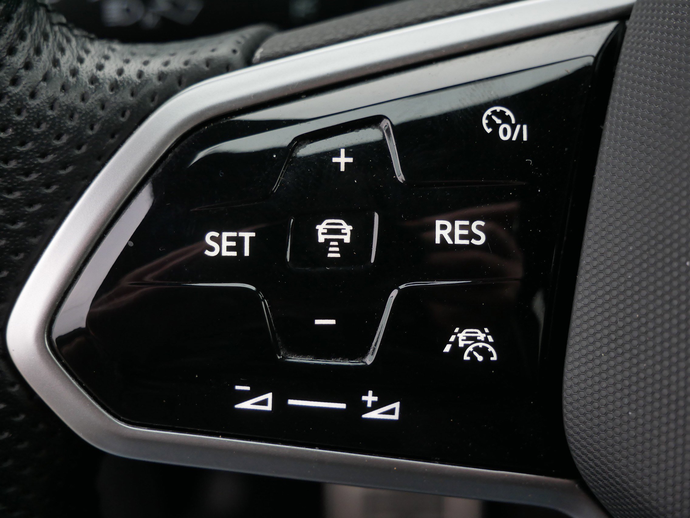 Used 2022 Volkswagen Tiguan SEL R-Line image 27