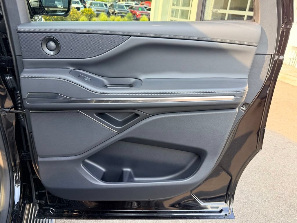 New 2027 Lincoln Navigator L Premier AWD/4WD image 32