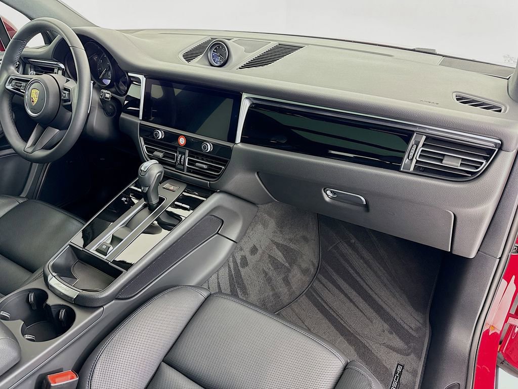 Certified 2025 Porsche Macan AWD/4WD image 33
