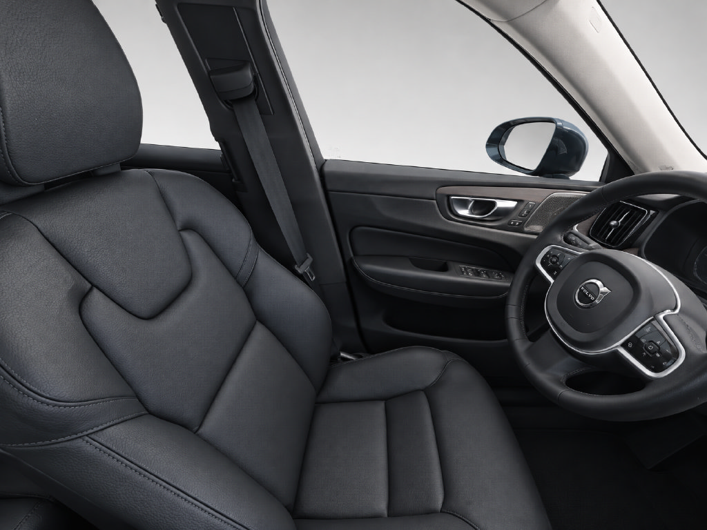 Certified 2023 Volvo XC60 B5 Plus w/ Protection Package Premier AWD/4WD image 11