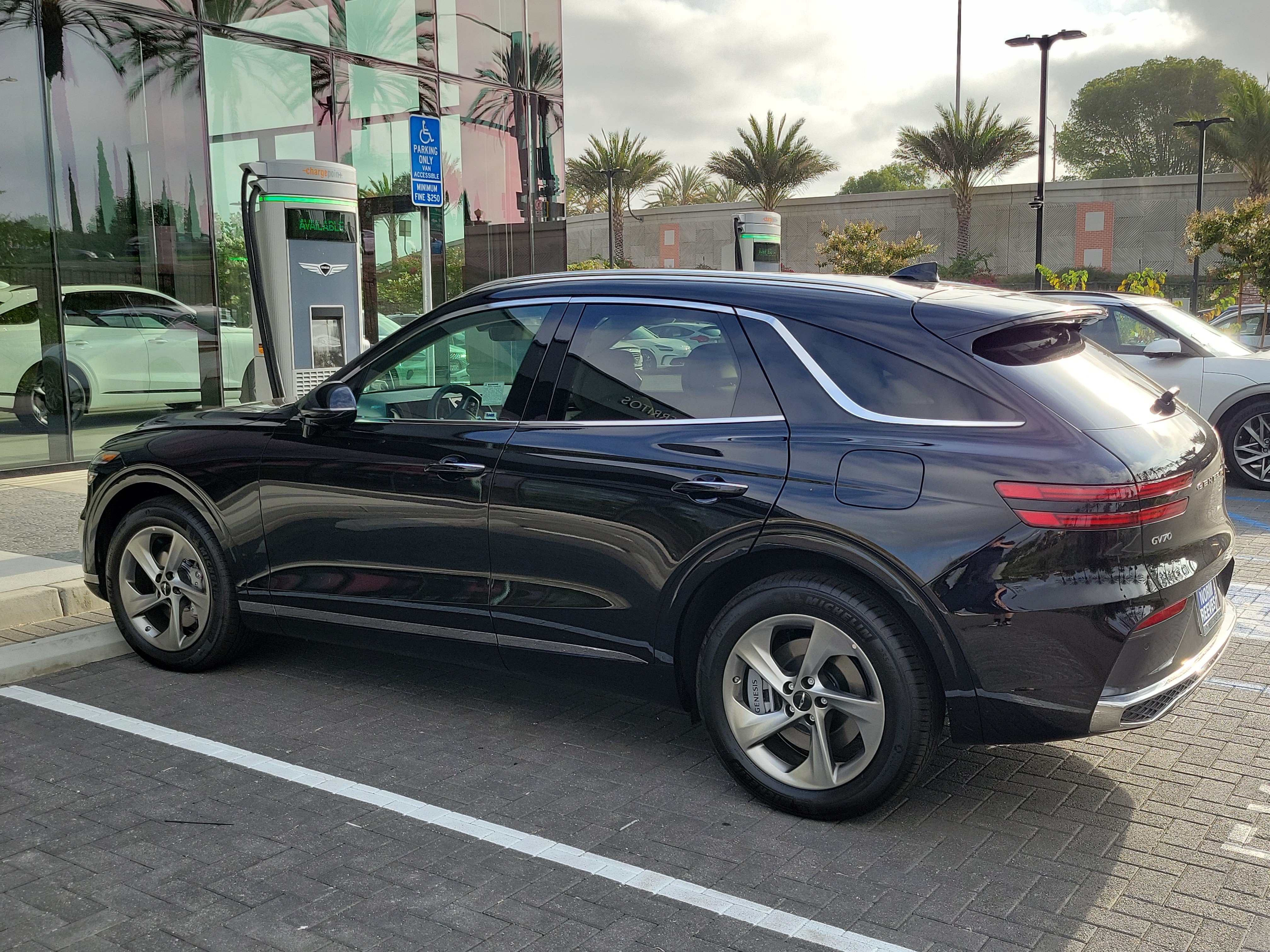 Certified 2024 Genesis GV70 2.5T w/ Select Package AWD/4WD image 3
