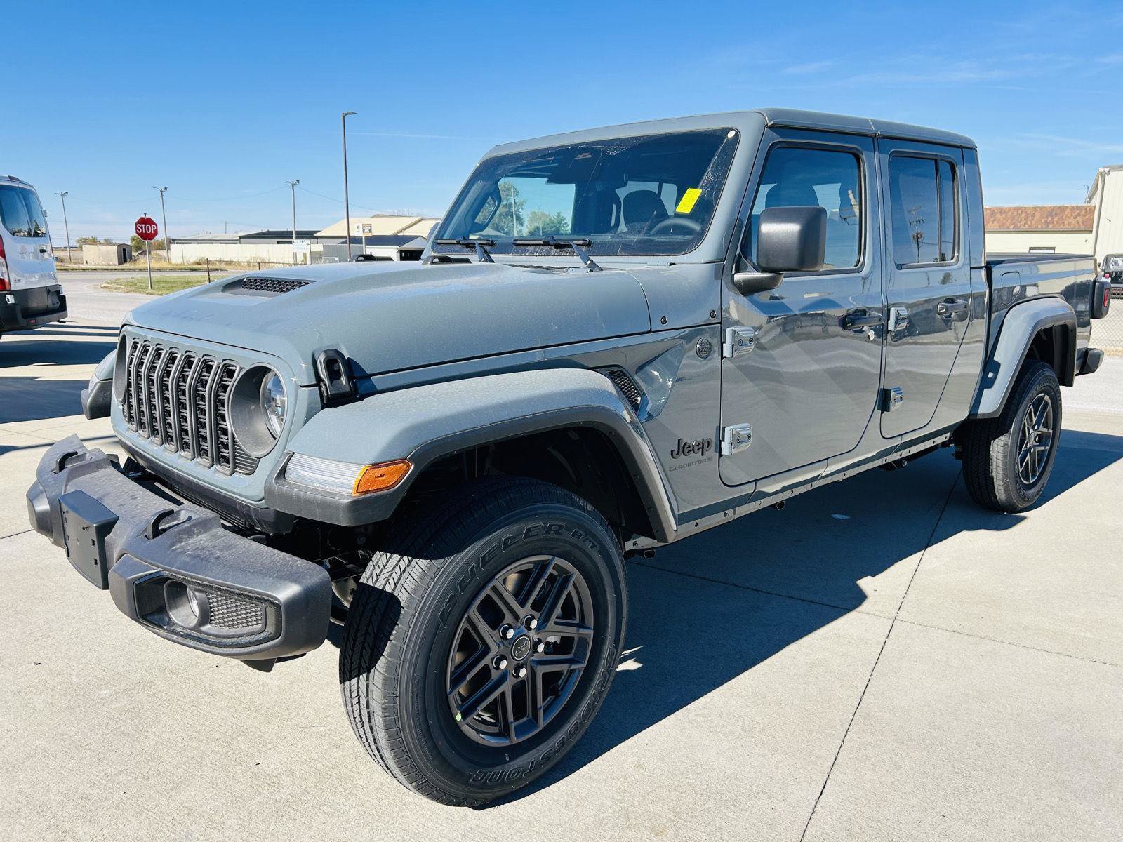 New 2026 Jeep Gladiator Sport AWD/4WD image 32