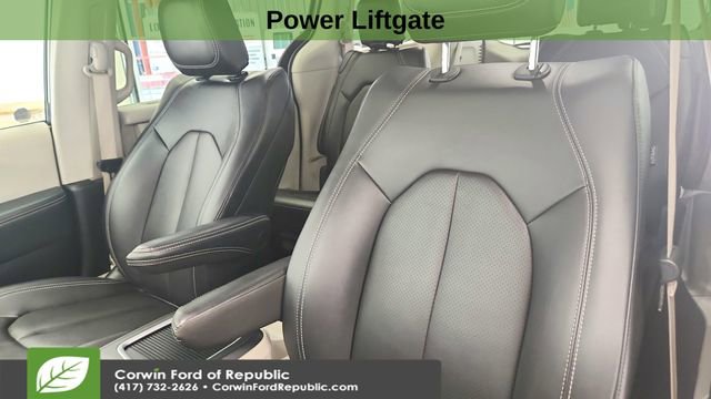 Used 2024 Chrysler Pacifica Touring-L image 10
