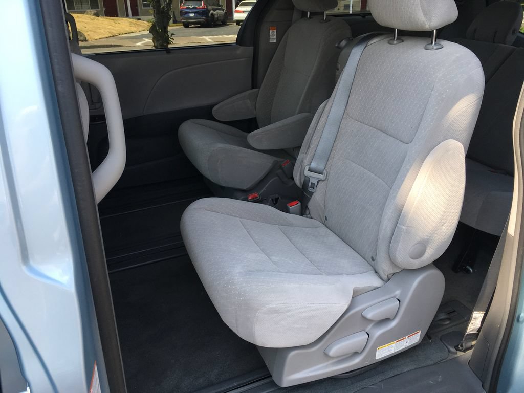 Used 2017 Toyota Sienna LE FWD image 26