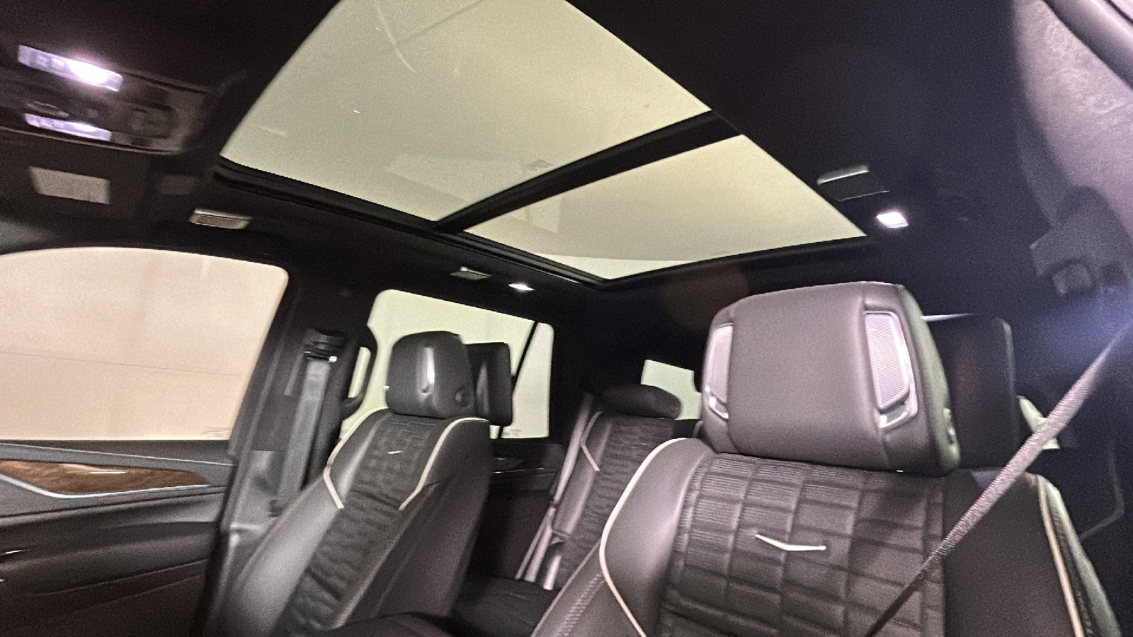 Used 2023 Cadillac Escalade Sport Platinum w/ LPO, ONYX Package AWD/4WD image 16