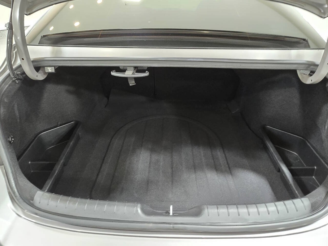 Used 2023 Hyundai Elantra Limited w/ Winter Weather Package FWD image 31