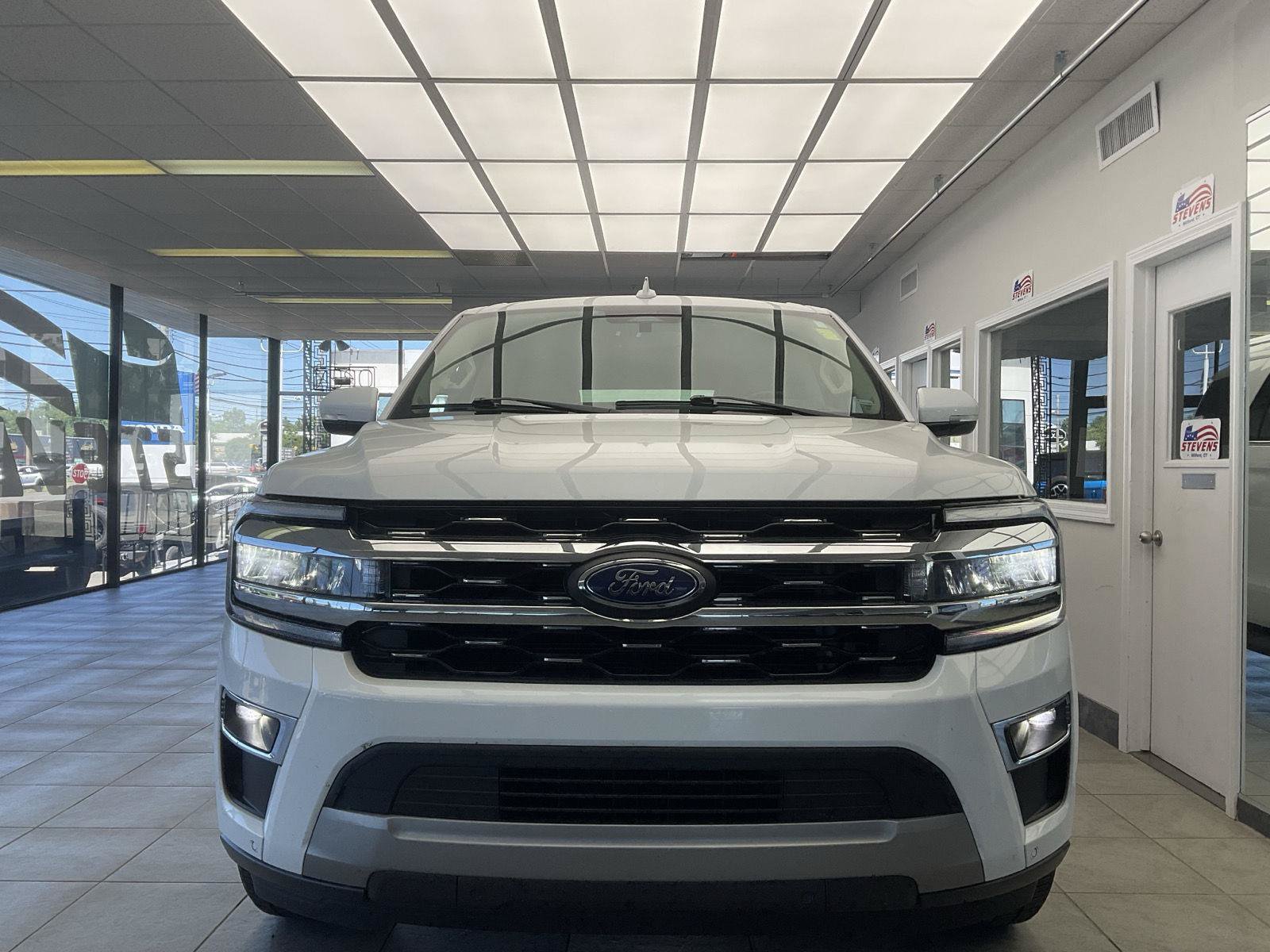 Used 2024 Ford Expedition Max Limited AWD/4WD image 2