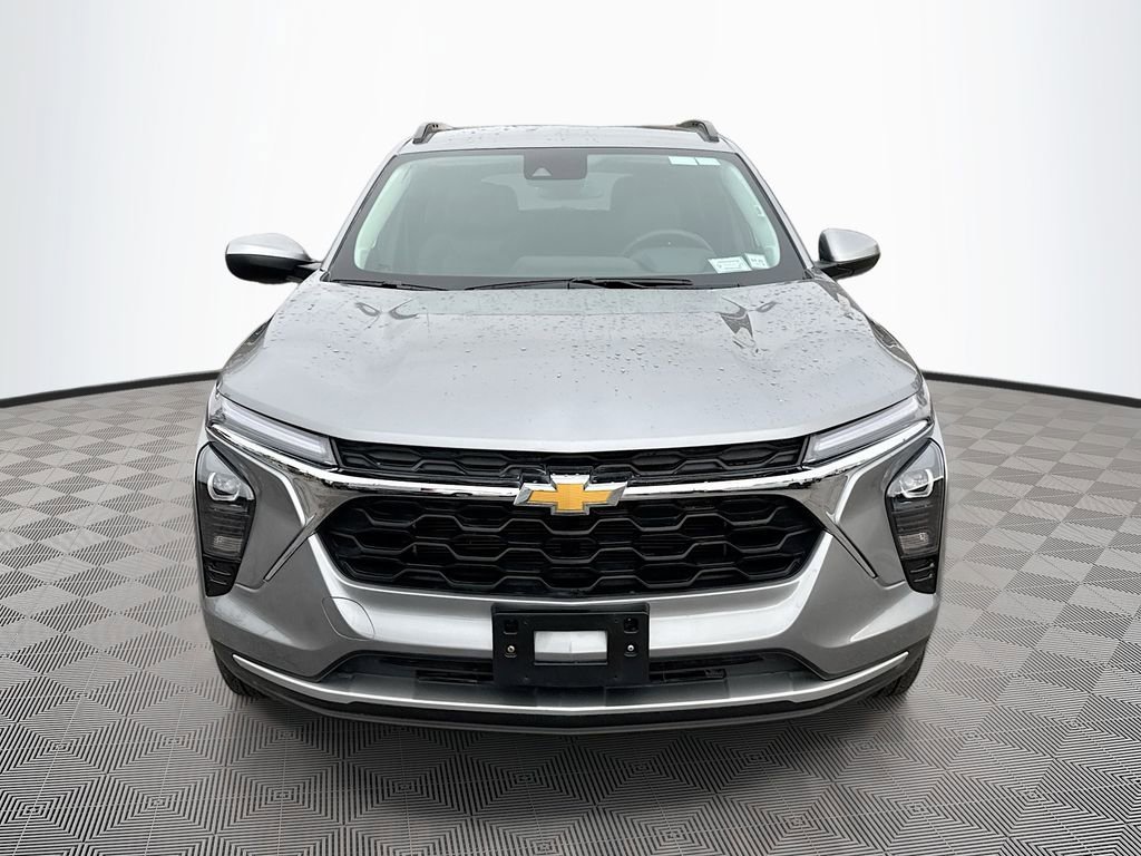 Used 2025 Chevrolet Trax LT w/ LT Convenience Package image 2