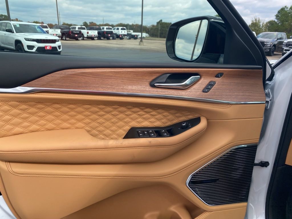 New 2025 Jeep Grand Cherokee Summit image 9