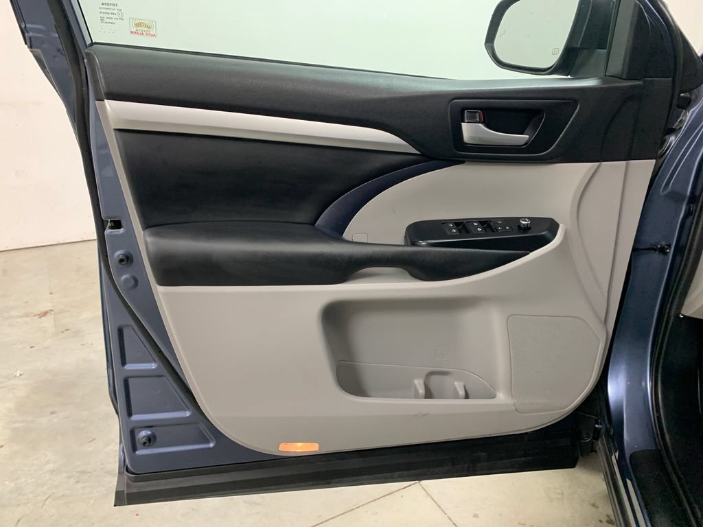 Used 2019 Toyota Highlander XLE AWD/4WD image 16