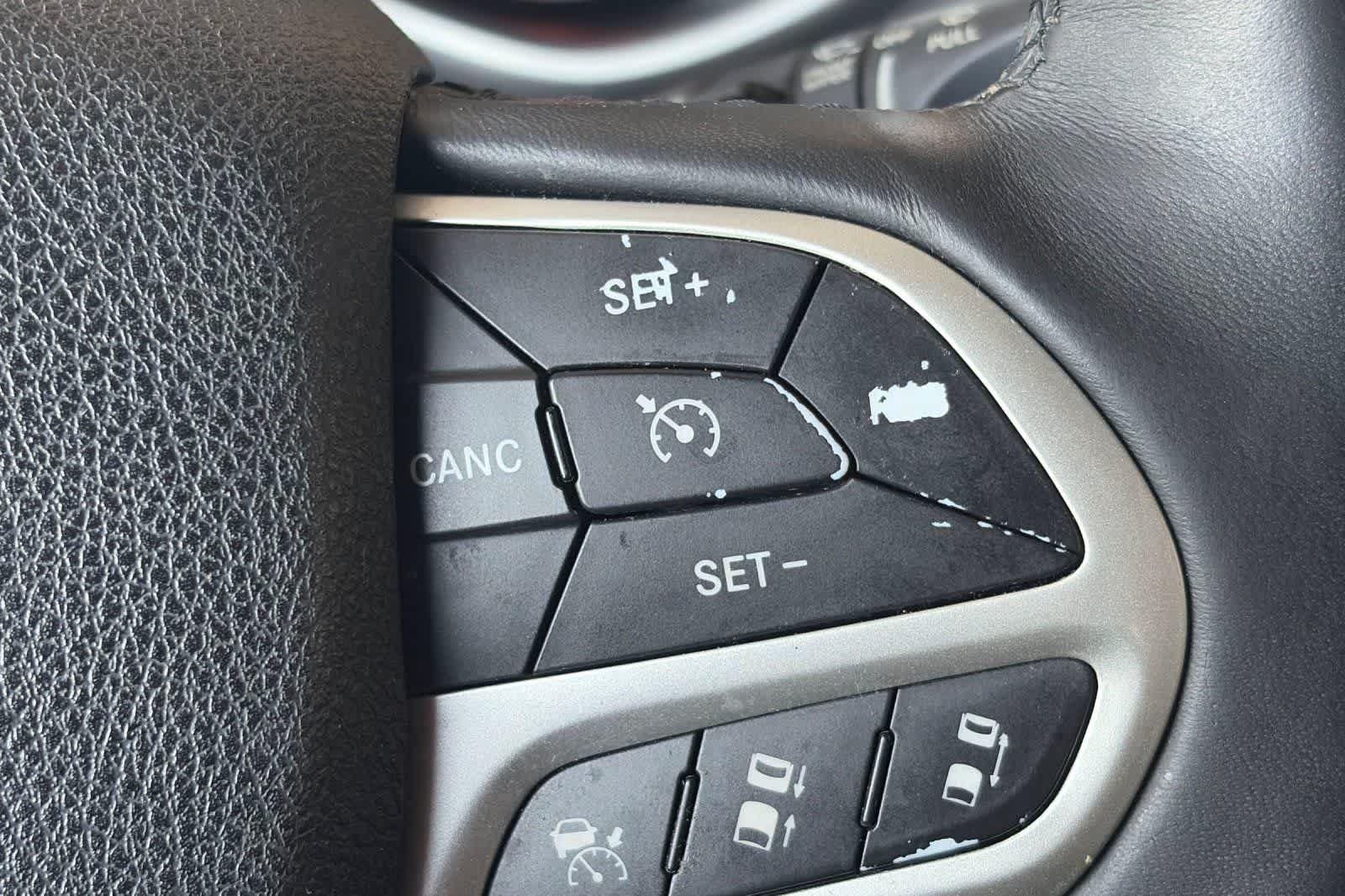 Used 2017 Jeep Cherokee Overland w/ Technology Group FWD image 27