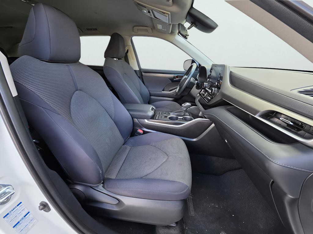 Used 2021 Toyota Highlander LE AWD/4WD image 30