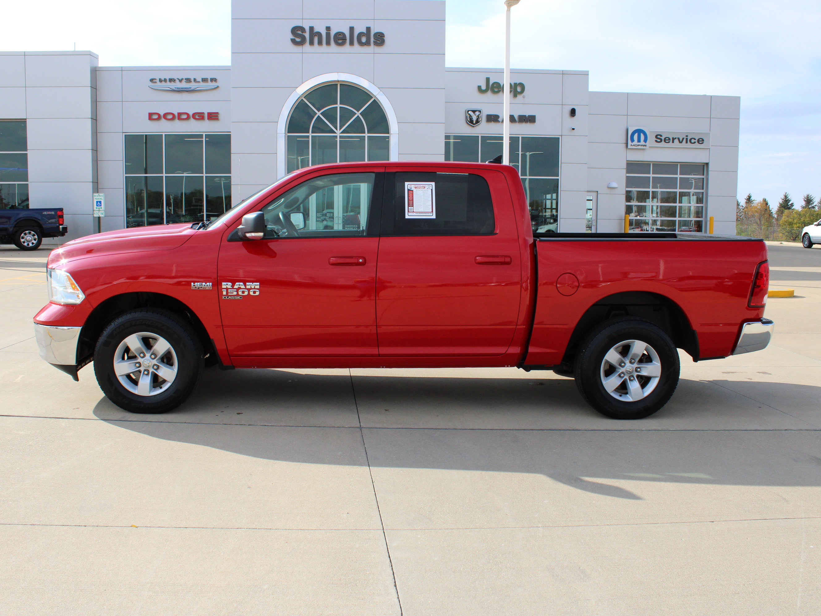 Used 2019 RAM 1500 Classic SLT w/ Luxury Group AWD/4WD image 3
