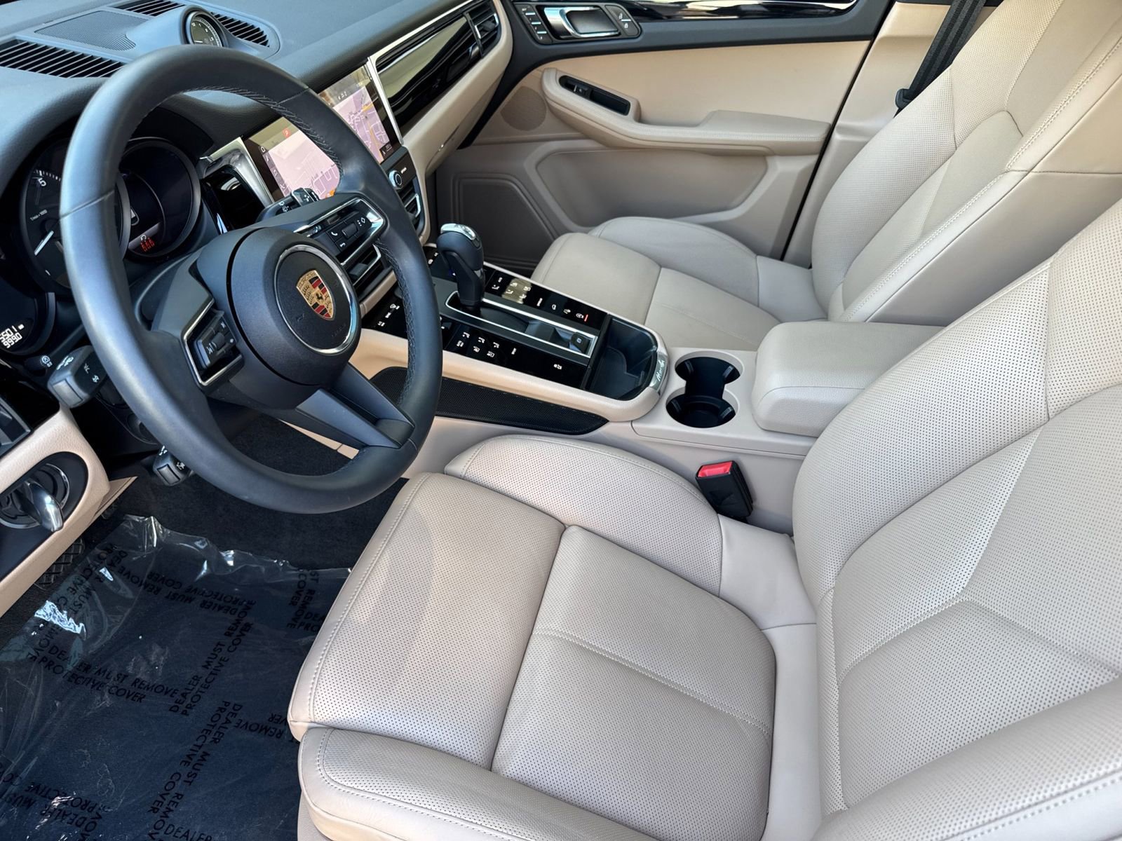 Certified 2025 Porsche Macan image 4