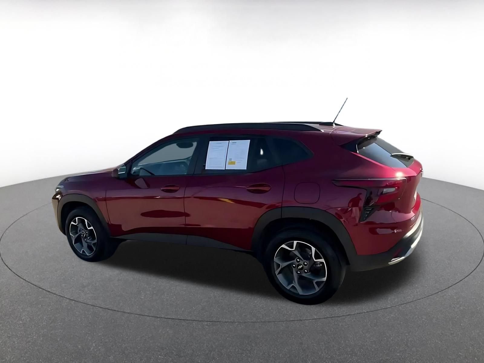 Used 2025 Chevrolet Trax LT FWD image 8