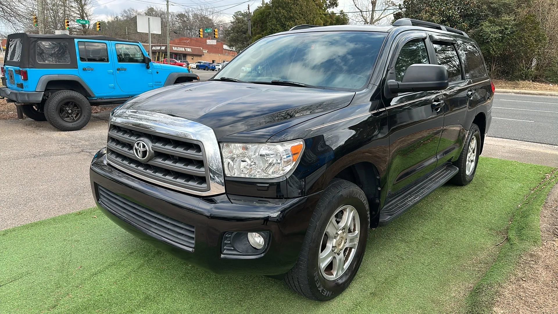 Used 2014 Toyota Sequoia SR5 AWD/4WD image 3