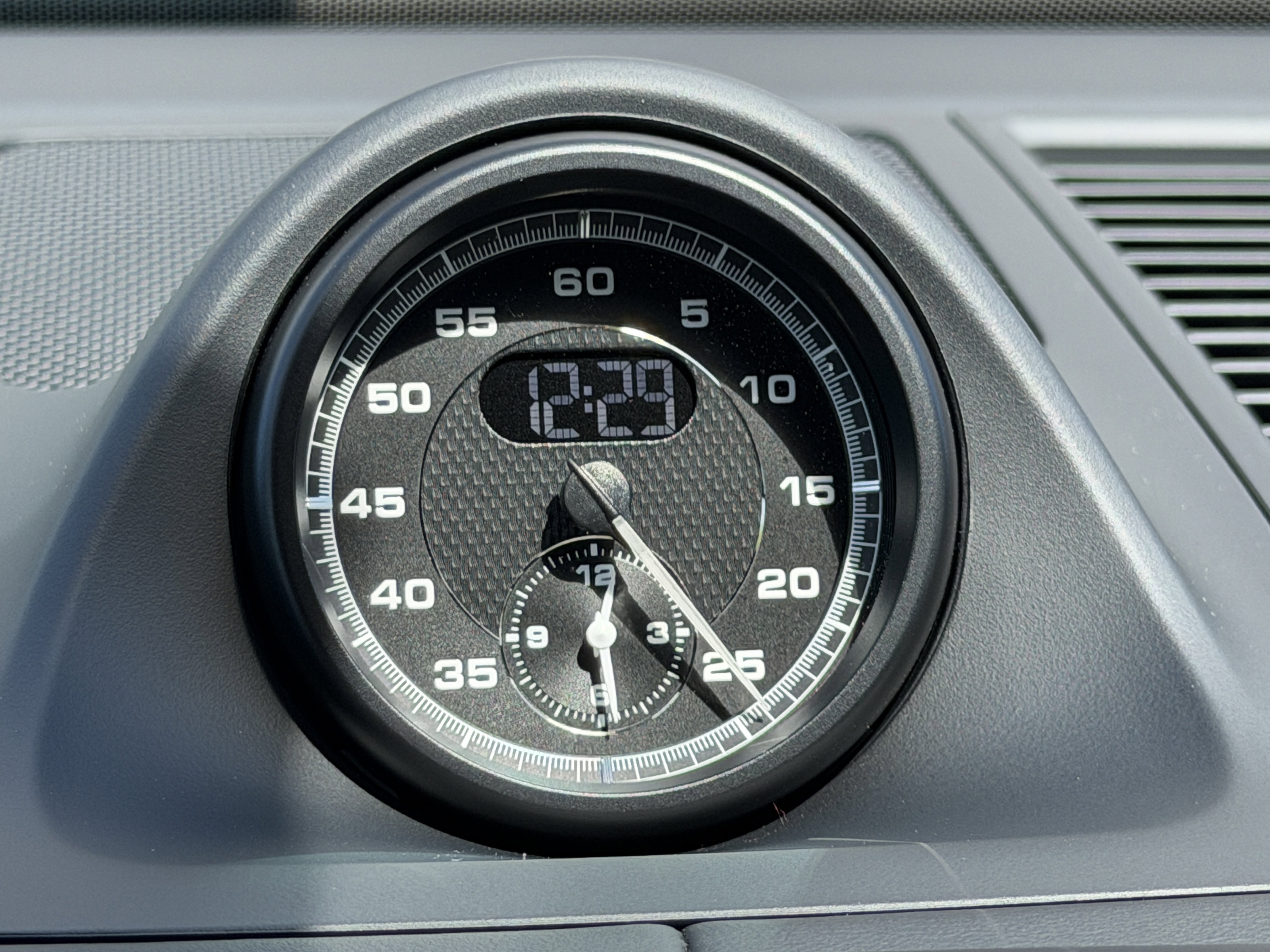 Certified 2025 Porsche Macan Turbo image 27