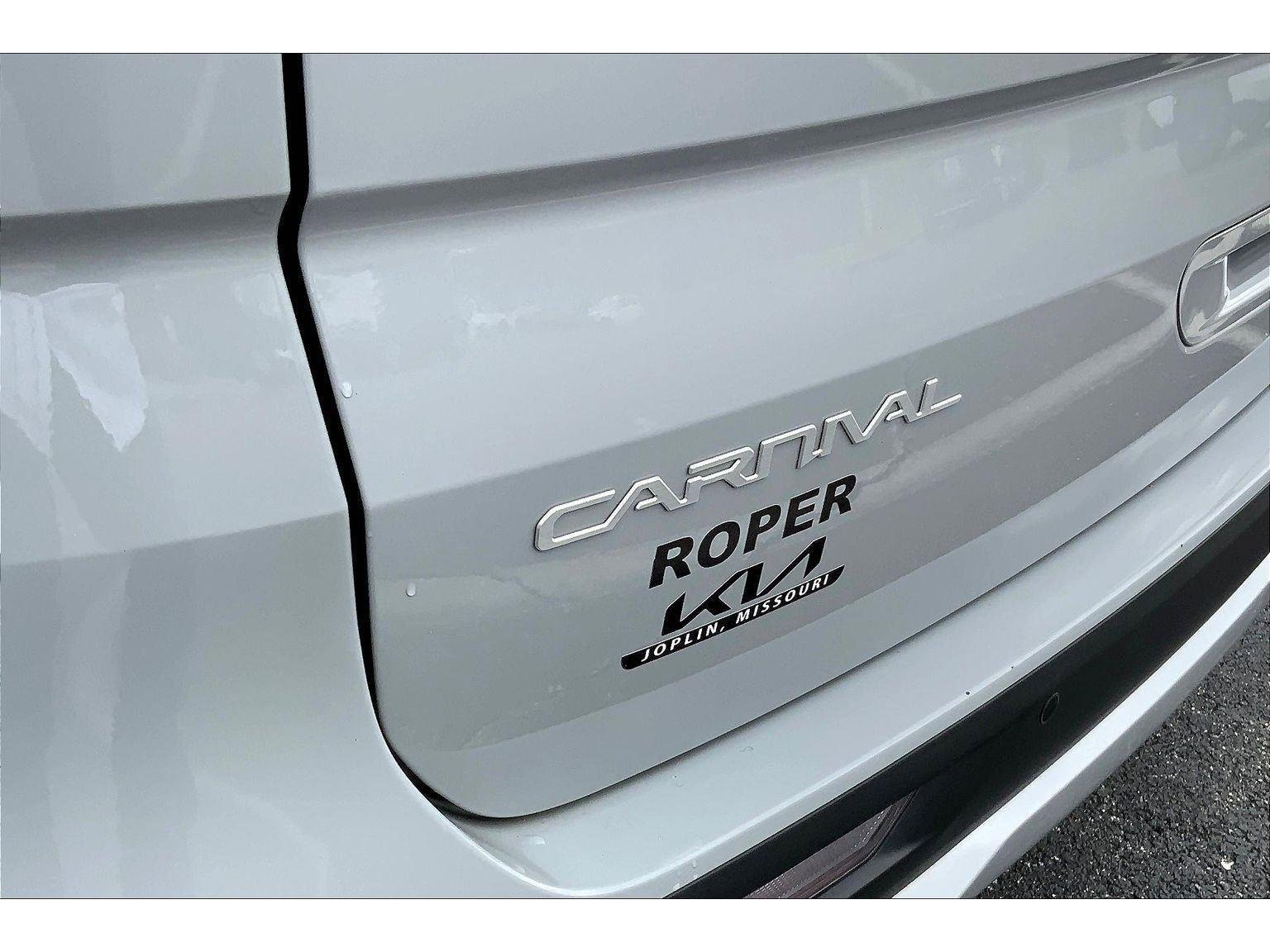 Used 2023 Kia Carnival EX image 8