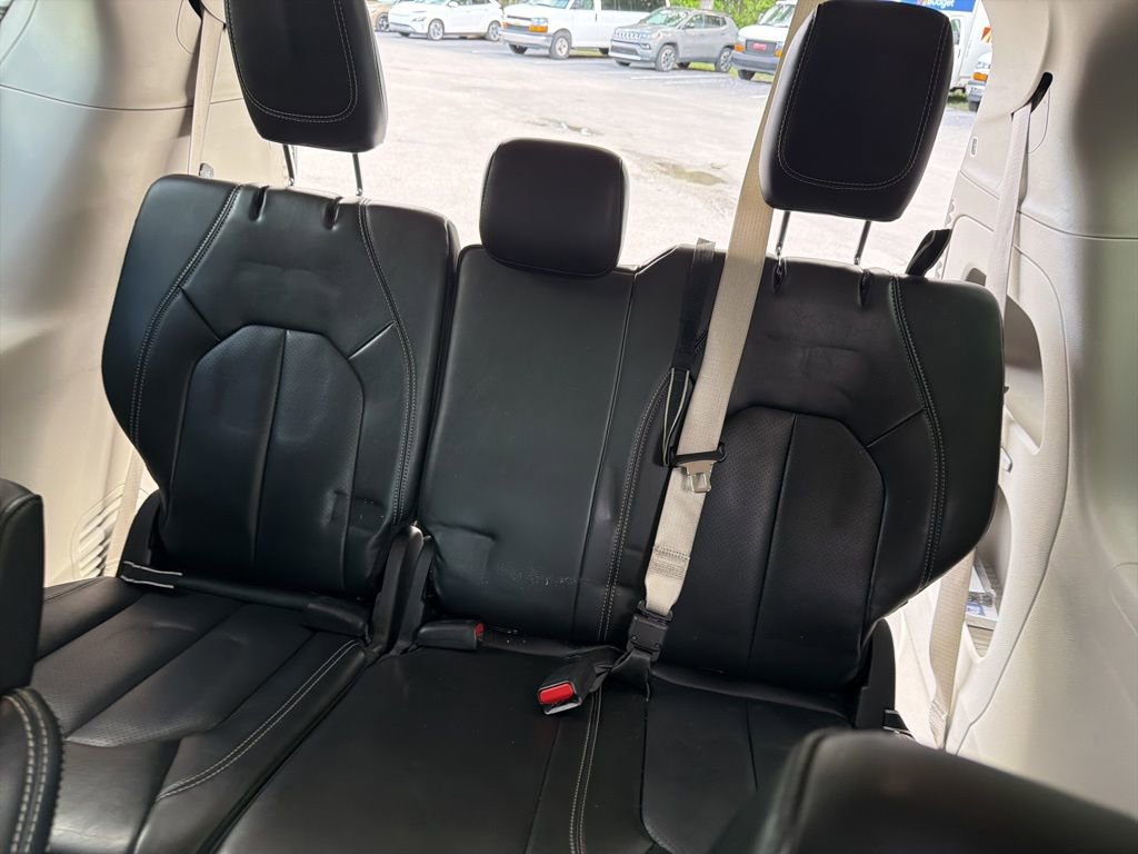 Used 2023 Chrysler Pacifica Touring-L image 9