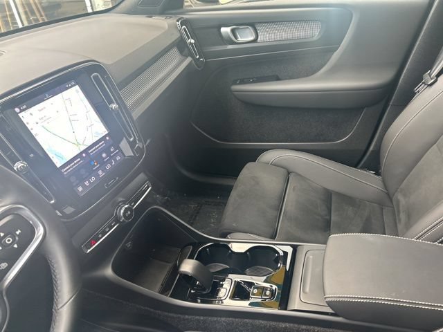Certified 2025 Volvo XC40 B5 Plus AWD/4WD image 19