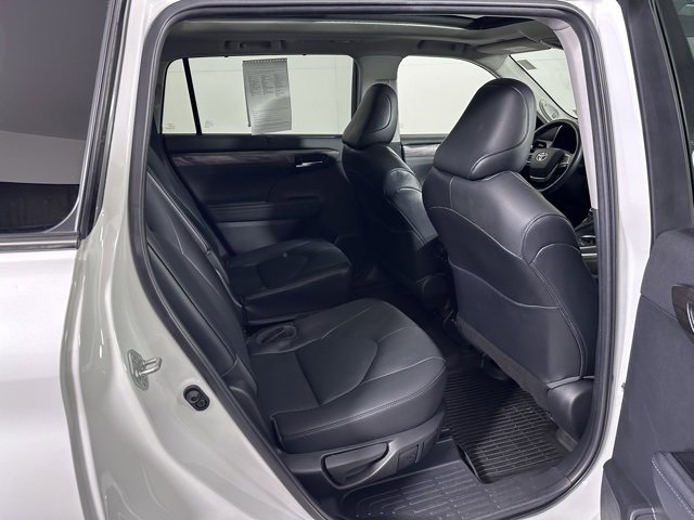 Used 2023 Toyota Highlander Platinum image 12