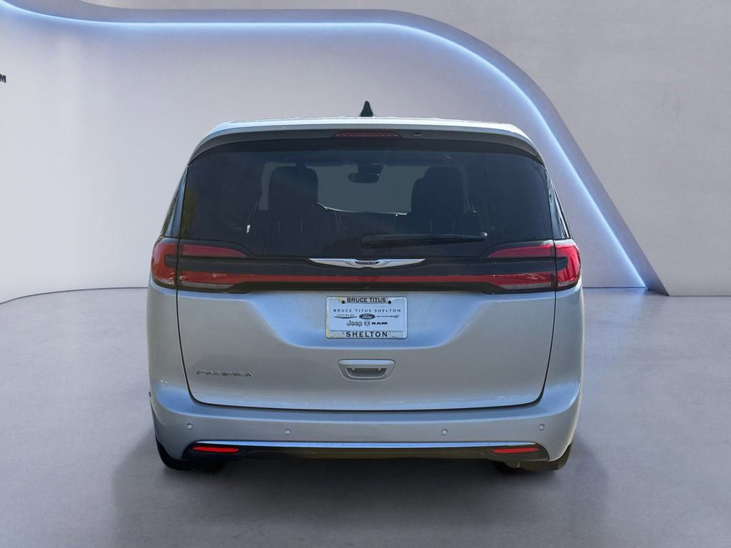 Used 2024 Chrysler Pacifica Touring-L FWD image 5