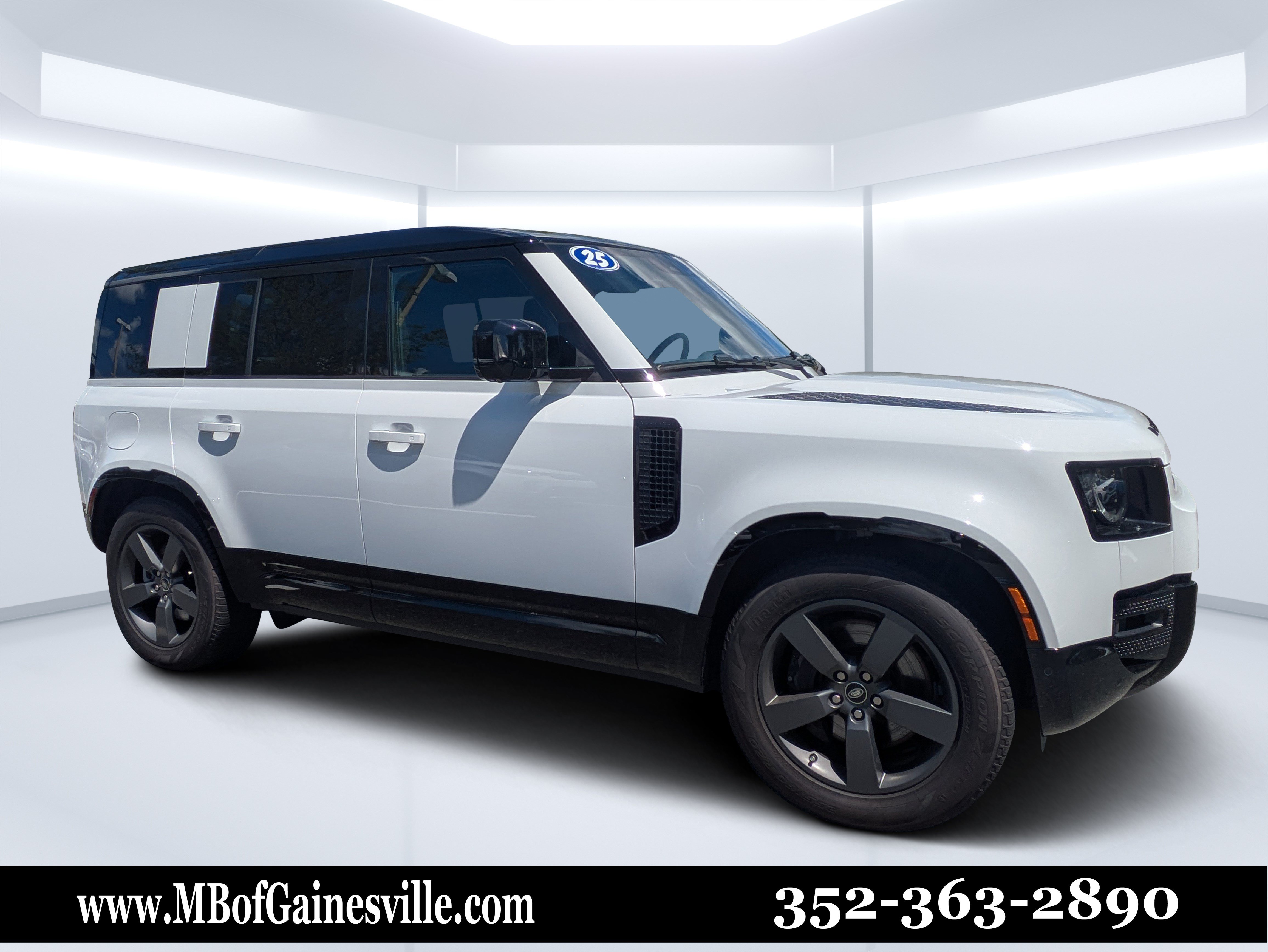 Used 2025 Land Rover Defender 110 X-Dynamic SE AWD/4WD image 1