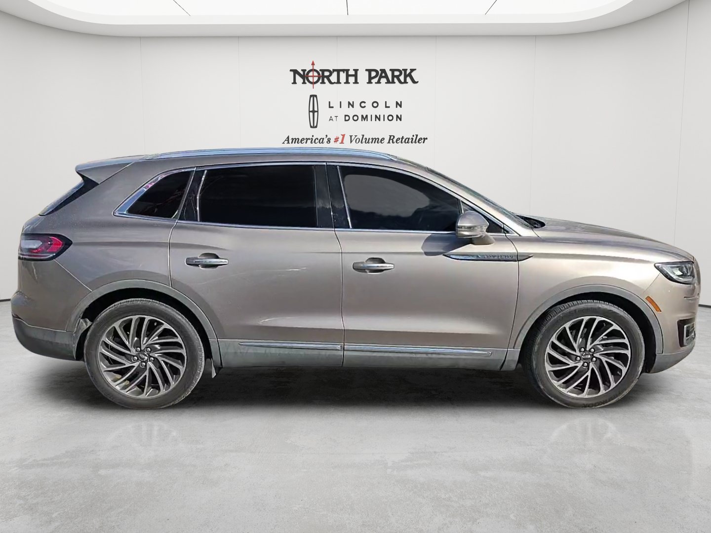 Used 2019 Lincoln Nautilus Reserve w/ Driver Assistance Package FWD image 6