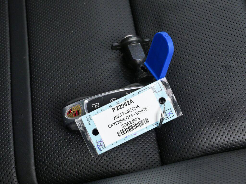 Certified 2025 Porsche Cayenne GTS AWD/4WD image 5