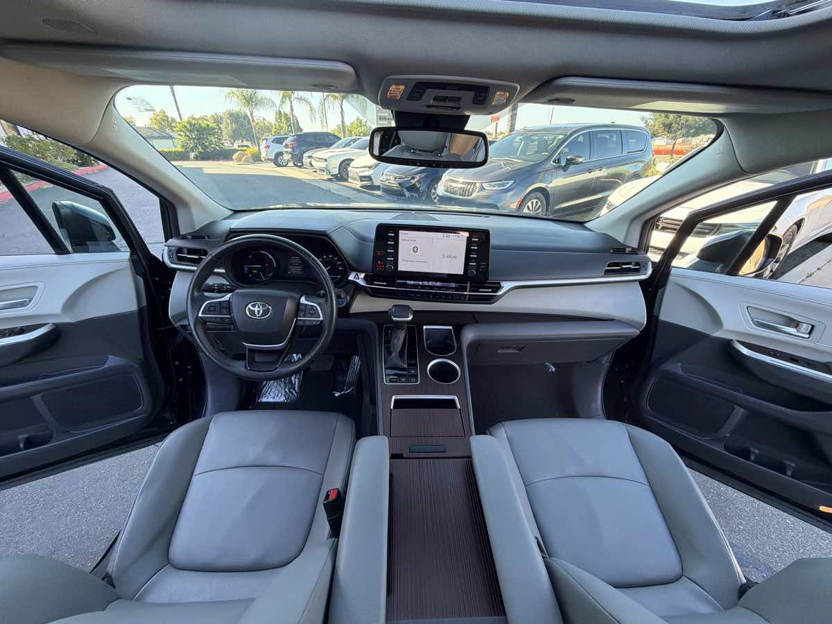 Used 2024 Toyota Sienna XLE FWD image 6
