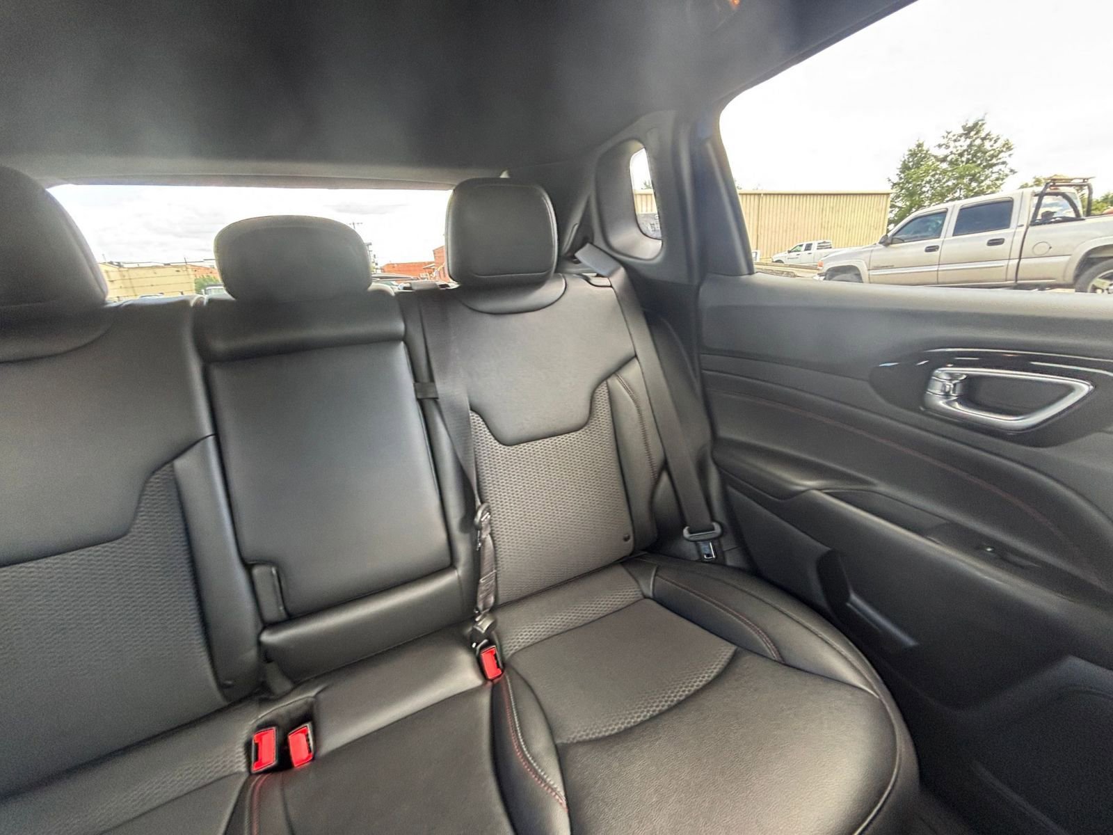 Used 2025 Jeep Compass Trailhawk image 36