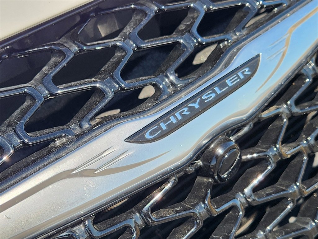 Used 2025 Chrysler Pacifica Select image 44