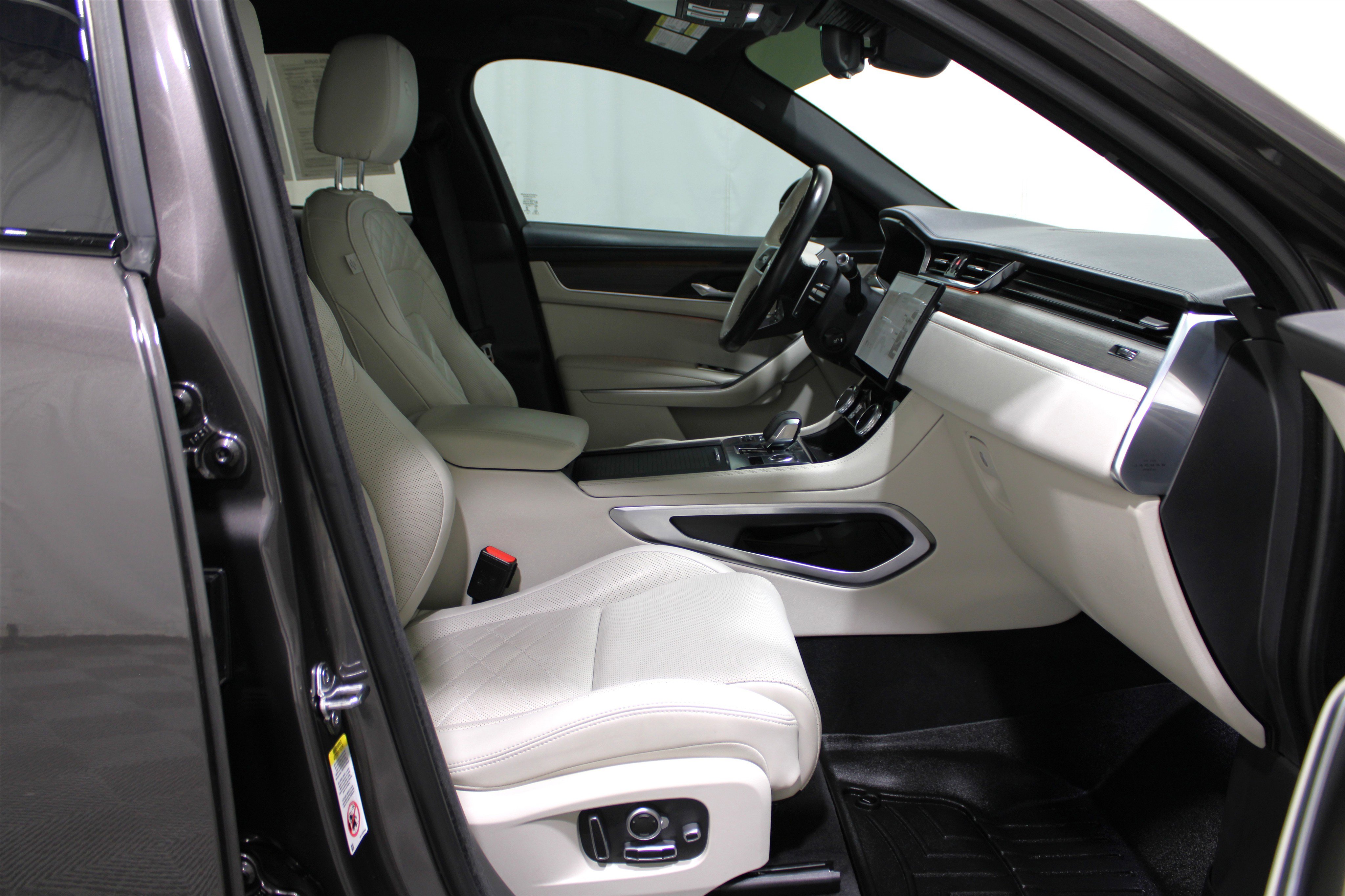 Used 2022 Jaguar F-PACE S image 32