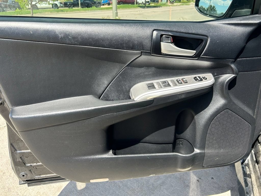 Used 2012 Toyota Camry SE w/ Leather Pkg FWD image 10