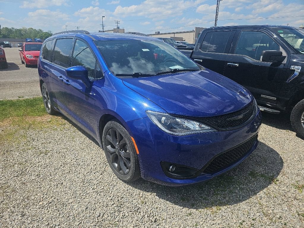 Used 2018 Chrysler Pacifica Touring-L w/ Premium Audio Group FWD image 6