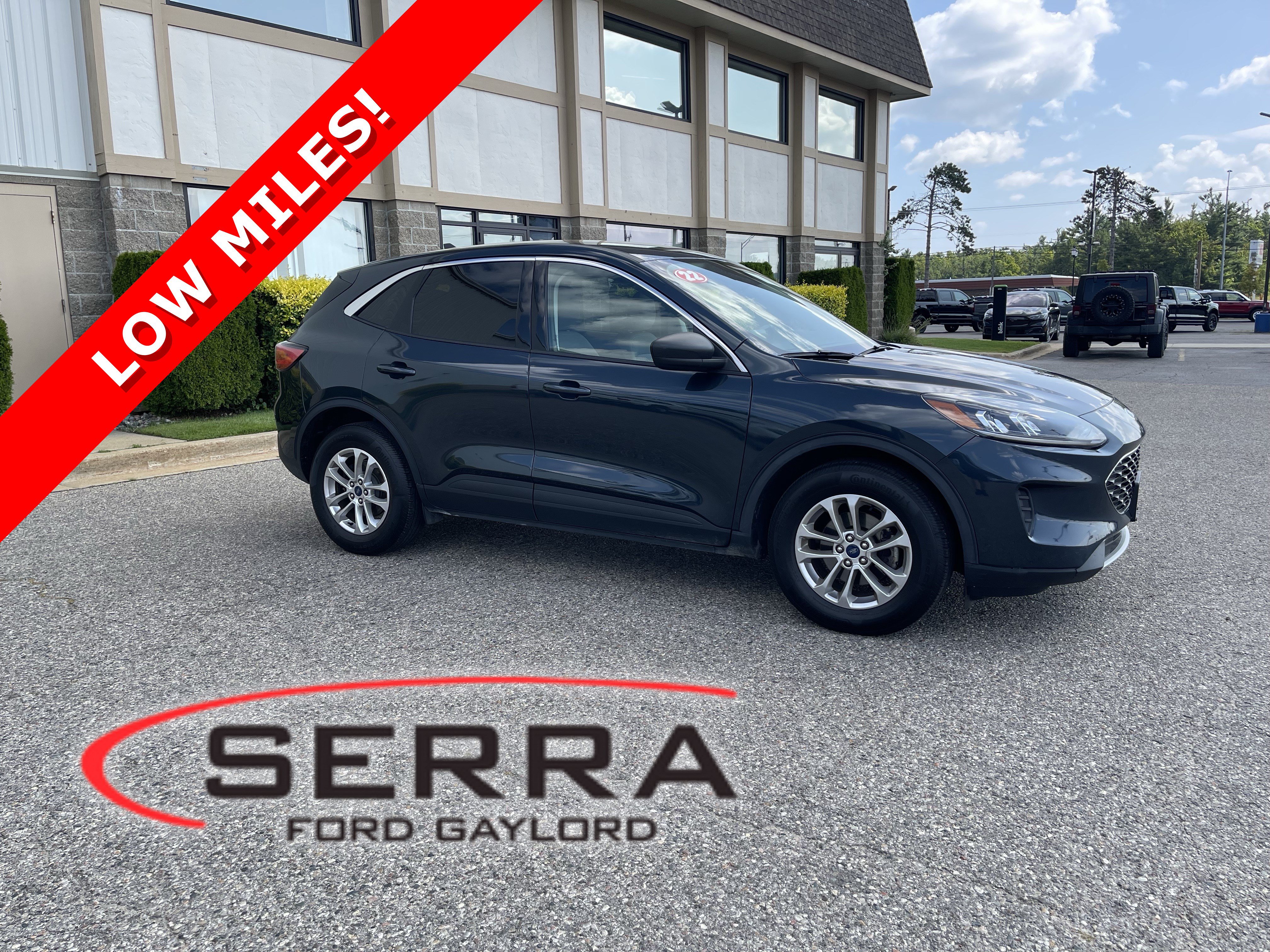 Used 2022 Ford Escape SE w/ Cold Weather Package AWD/4WD image 1