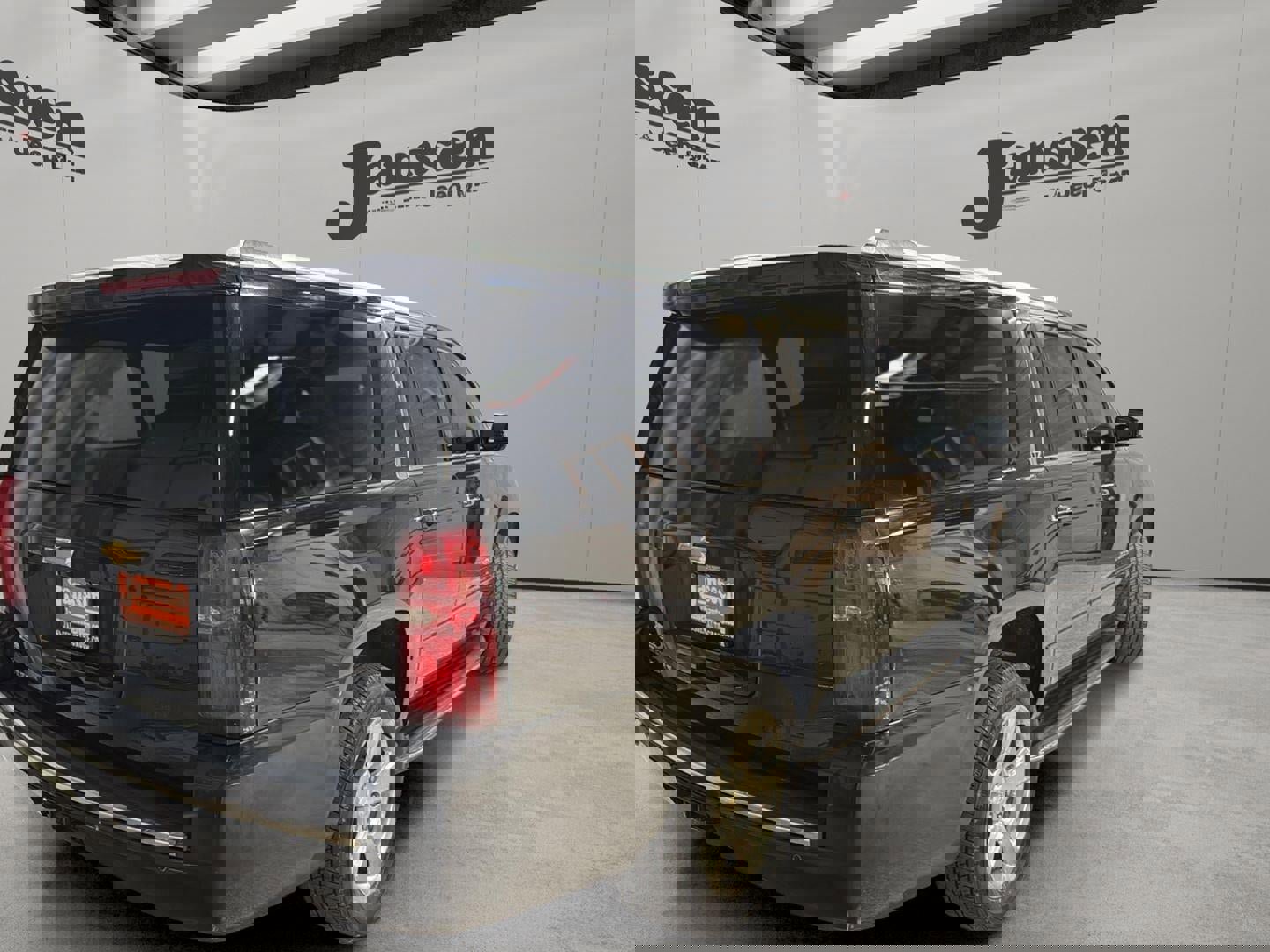 Used 2016 Chevrolet Suburban LTZ image 3