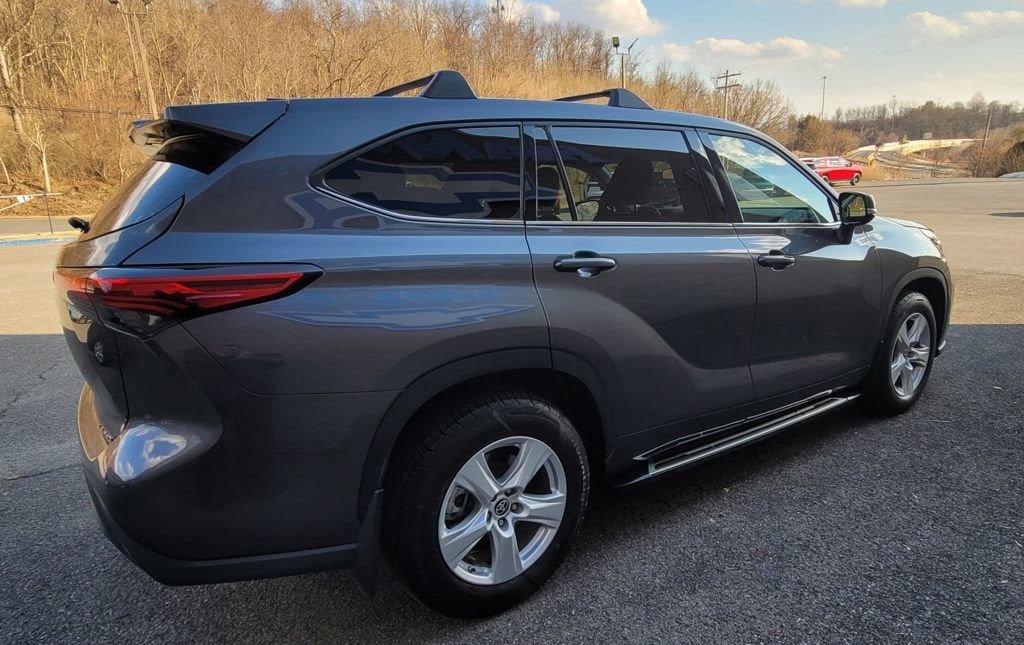 Used 2022 Toyota Highlander LE image 5