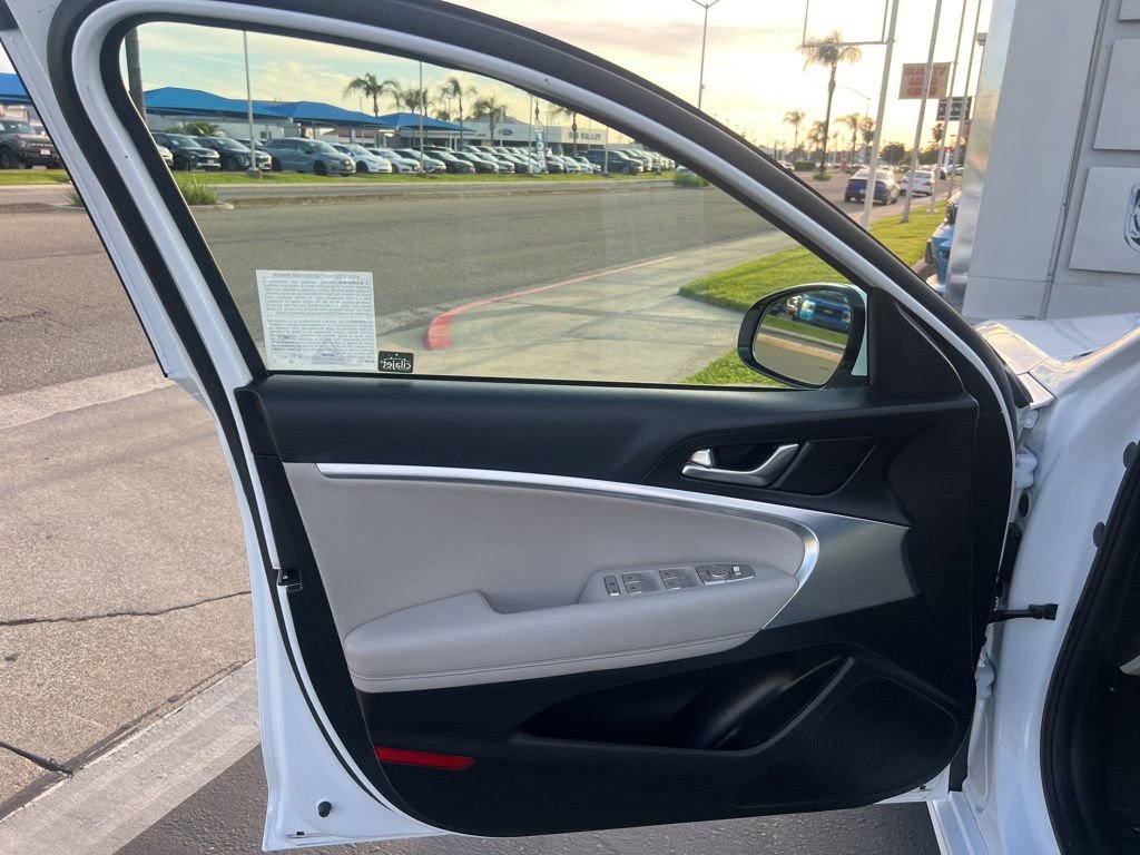 Used 2023 Genesis G70 2.0T RWD image 27