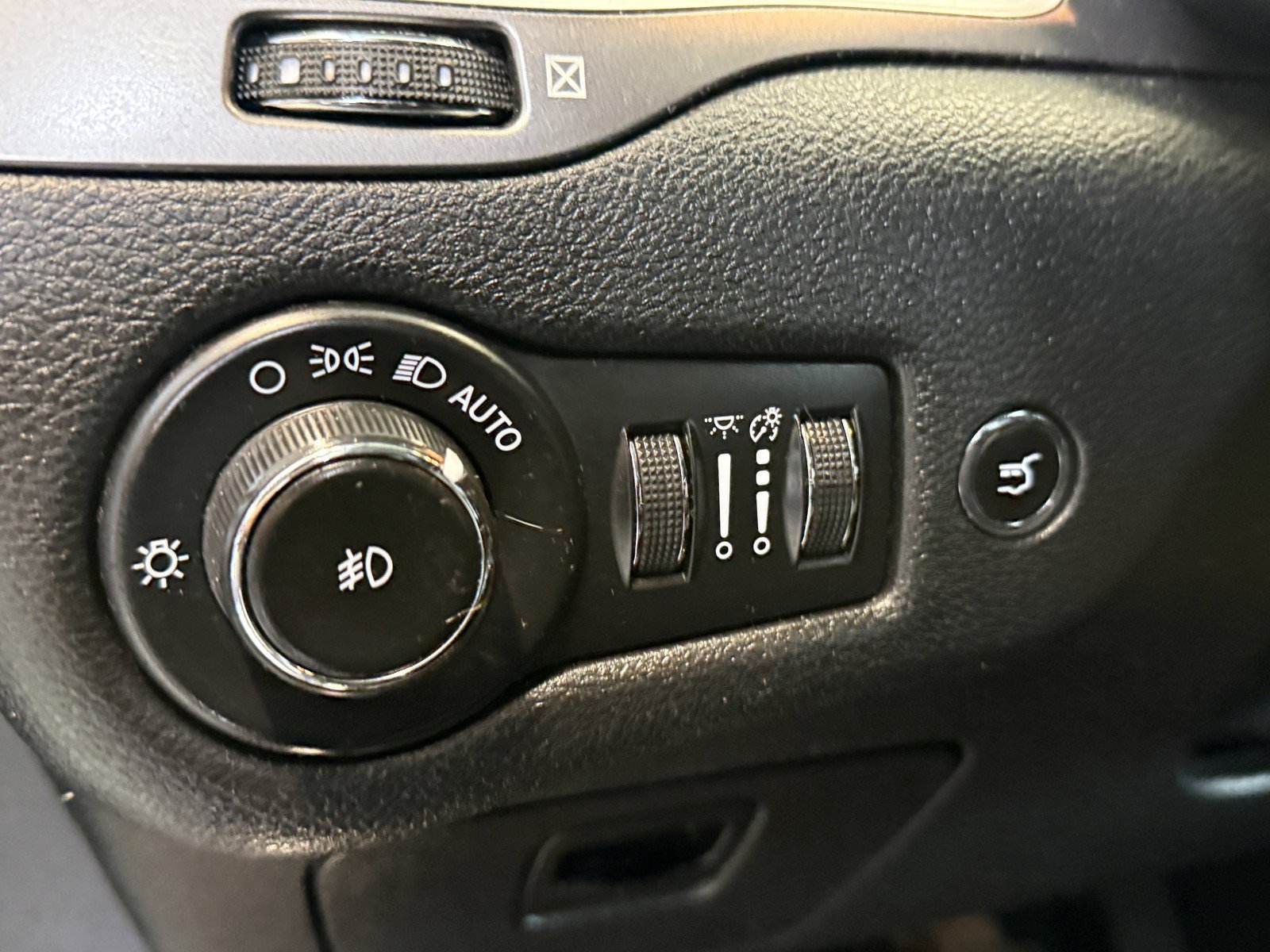 Used 2019 Jeep Cherokee Limited AWD/4WD image 23