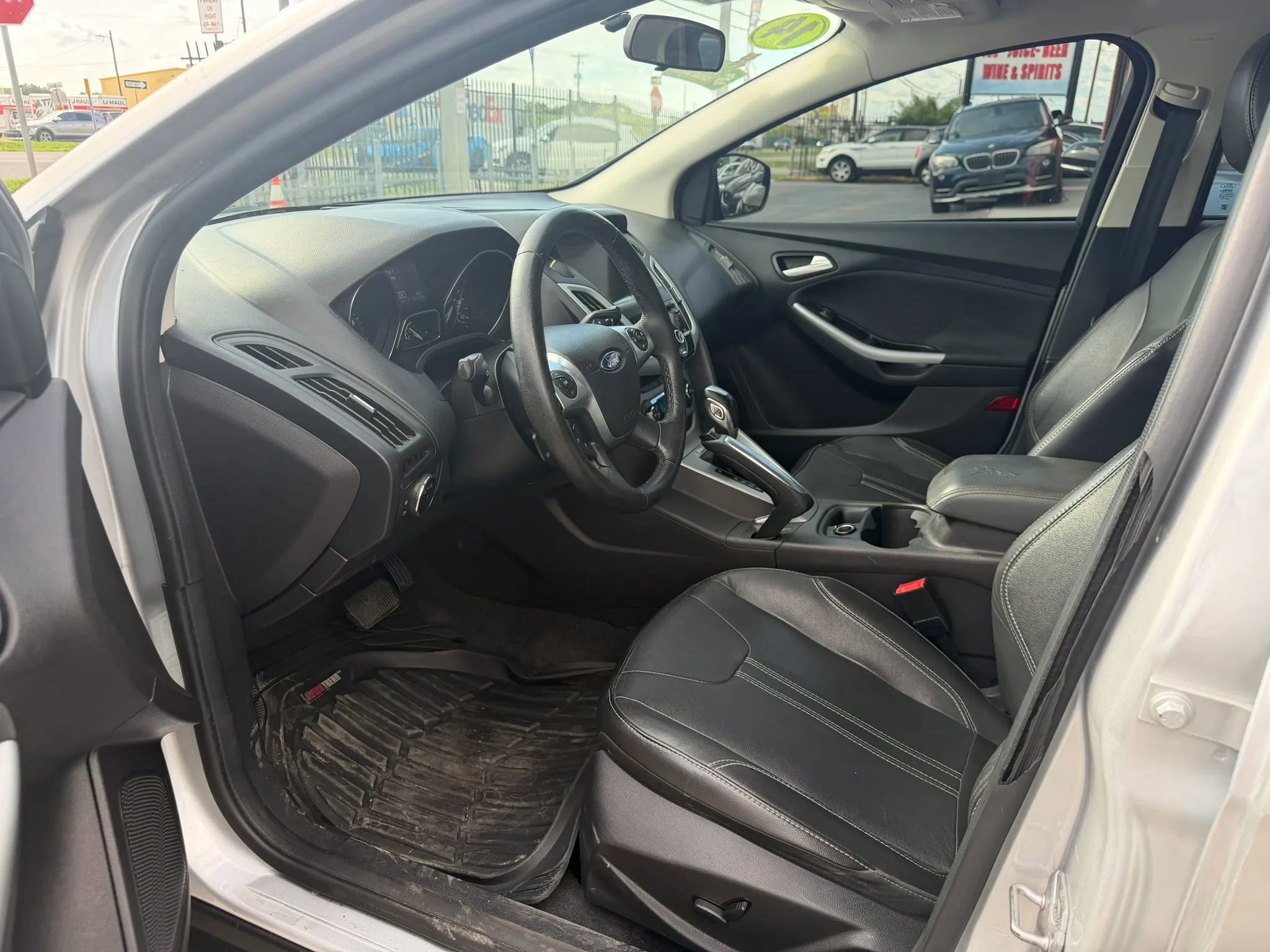 Used 2014 Ford Focus SE w/ Equipment Group 201A FWD image 8