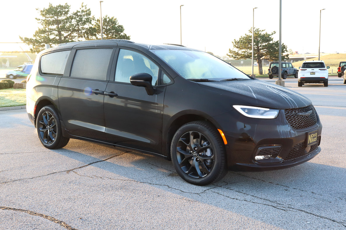 New 2026 Chrysler Pacifica Limited w/ S Appearance Package image 4