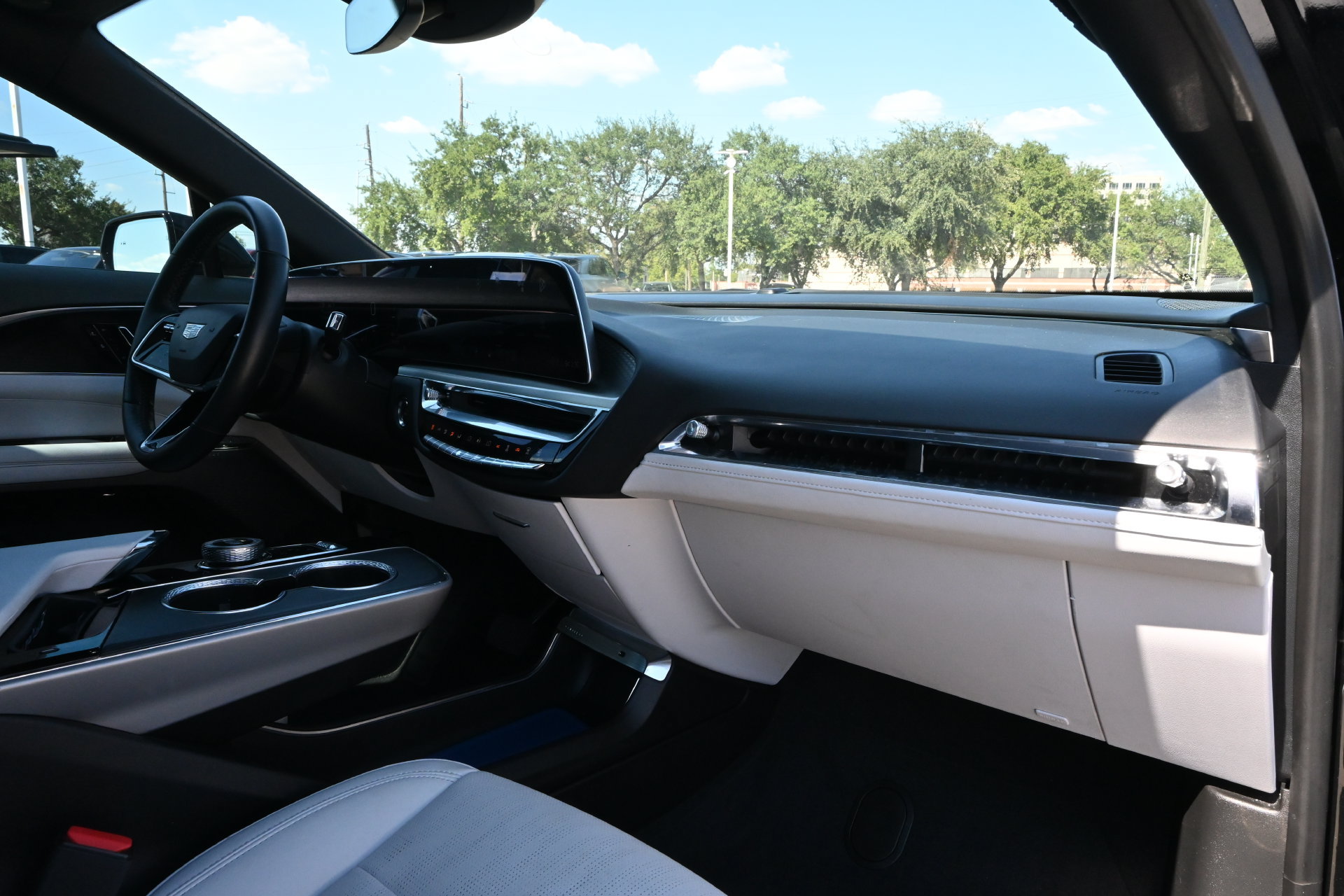 Certified 2024 Cadillac Lyriq Luxury AWD/4WD image 22